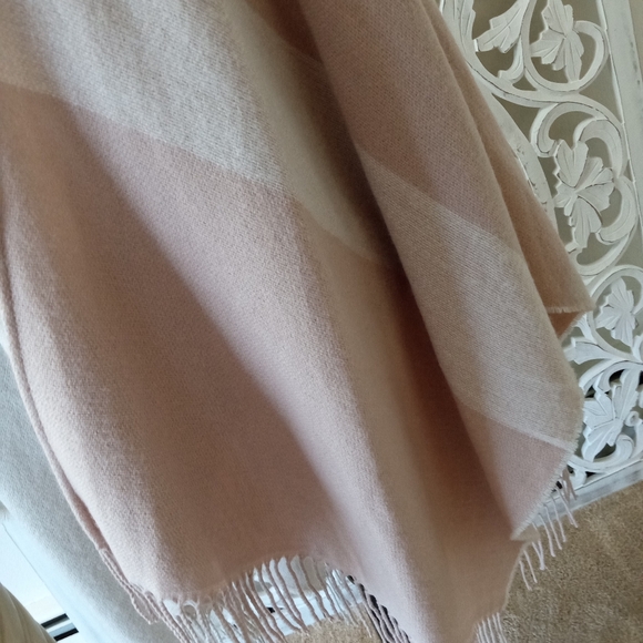 SOIA&KYO OSFA Soft Stylish Wrap Cover Tan/Cream Color Fashionable Fall 🍂 Attire - Picture 6 of 14